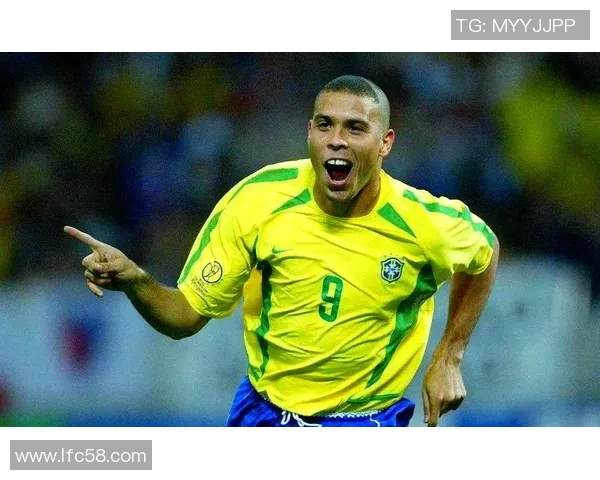 足球明星的日常生活揭秘：训练场上的拼搏与赛场外的悠闲时光